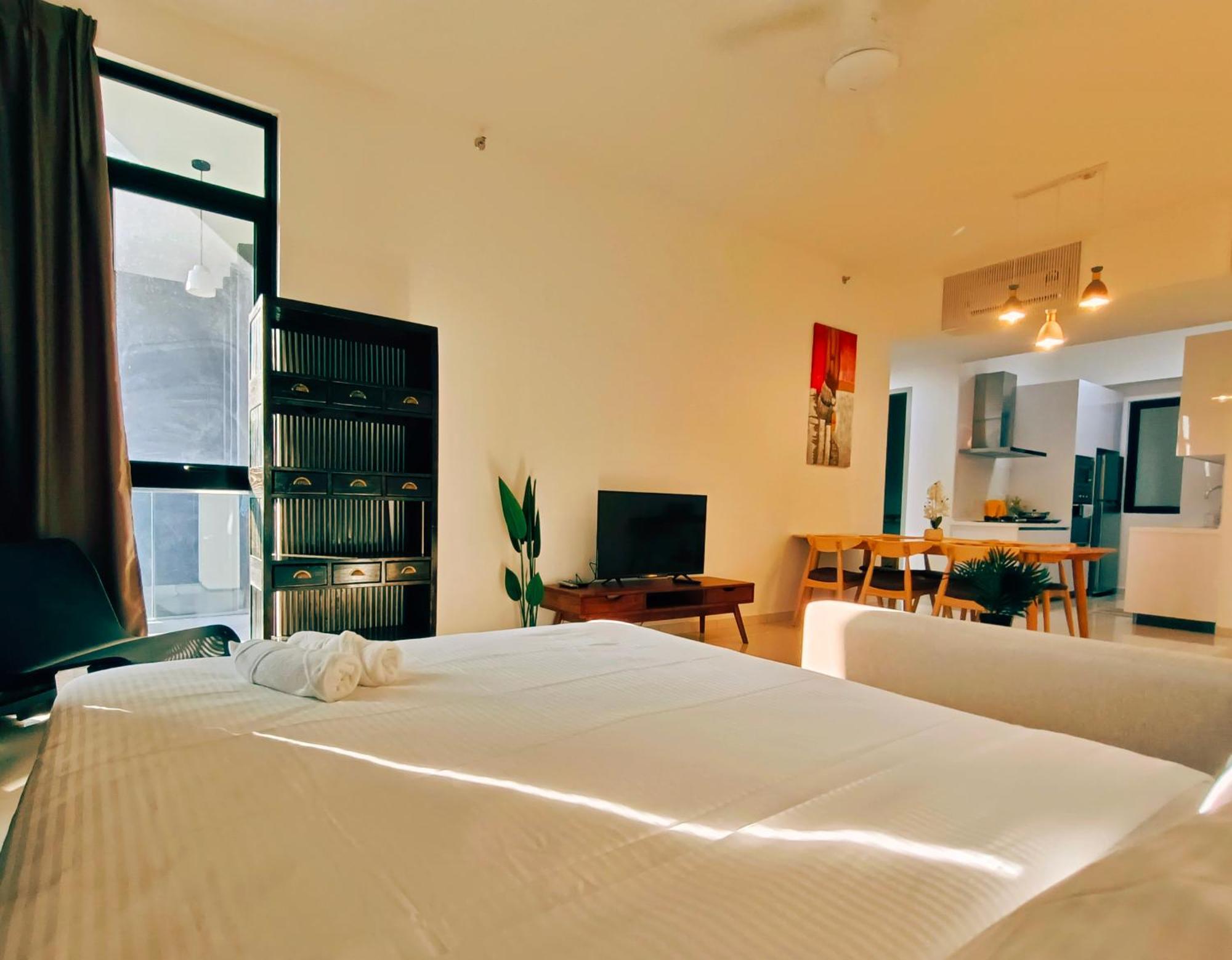 Beacon Executive 2br At By Wl George Town